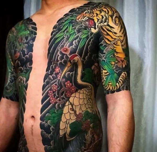 日式胳膊大臂侧腰鹤老虎纹身图片