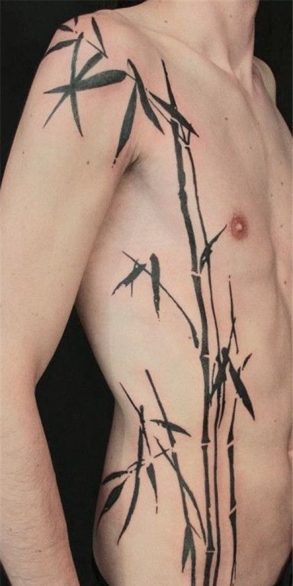 较瘦男子侧腰到肩竹子纹身