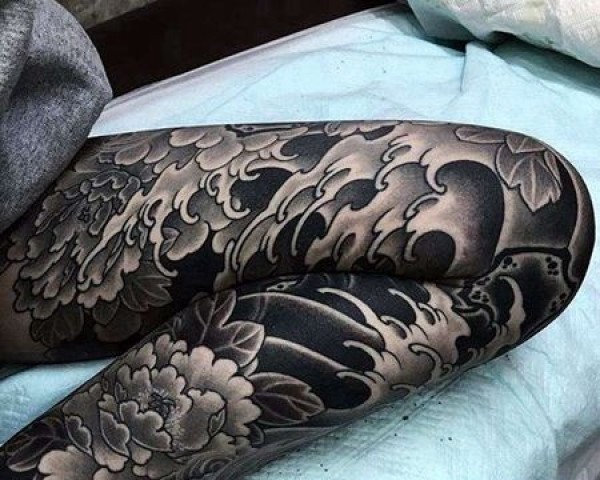 日式腿海浪牡丹纹身图片