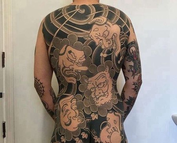 日式后背面具纹身图片