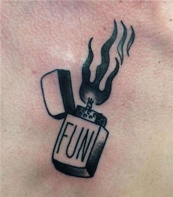 胸口fun打火机纹身图片