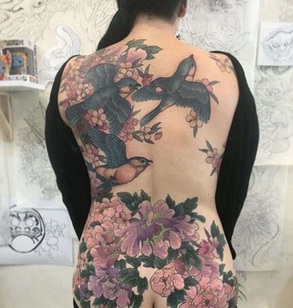 日式牡丹后背鸟纹身图片