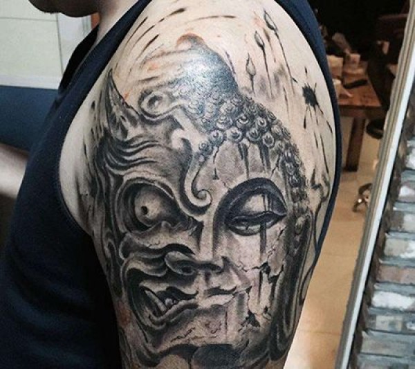 男人大臂一念之间纹身图片