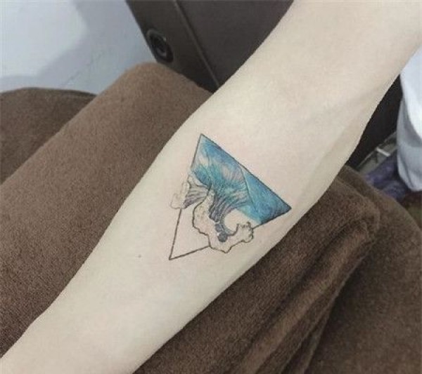 小清新女生手臂三角形纹身图片