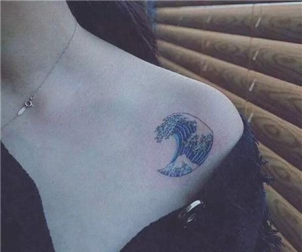 性感肩部海浪纹身图片