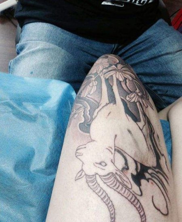 大腿羚羊格桑花纹身图片