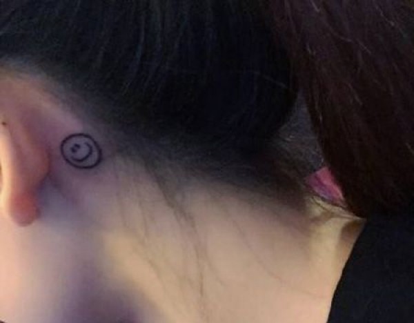 耳后笑脸纹身图片