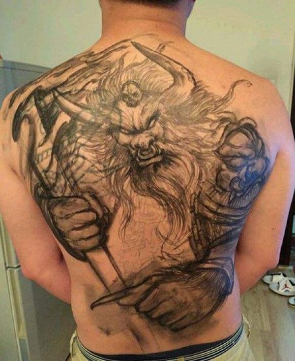 背部素描牛魔王纹身图片