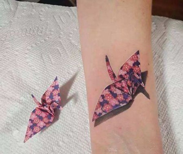 手腕逼真的千纸鹤纹身图片