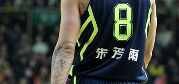 朱芳雨手臂内侧Y字帅气纹身