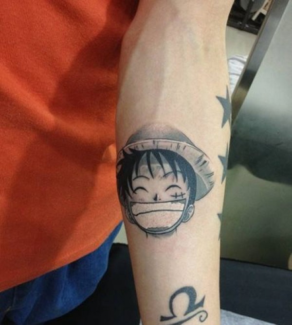 手臂路飞笑脸纹身图片