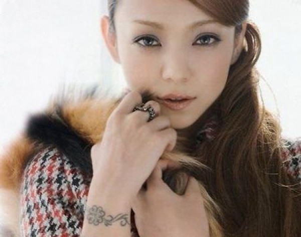 日本美女安室奈美小臂条形码纹身