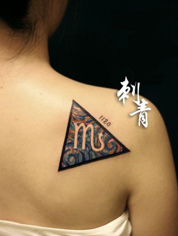 女生肩部天蝎座纹身图片