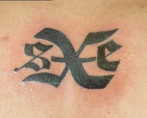 传统的后背字母X纹身图片