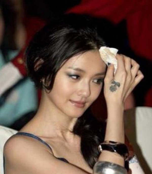 徐熙媛大S虎口菊花纹身图片
