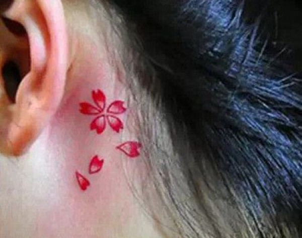 耳后樱花花瓣纹身图片