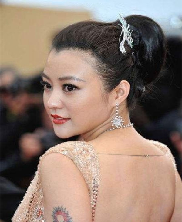 演员郝蕾左臂太阳纹身图片