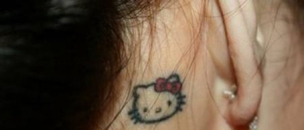 女生耳后hellokitty纹身图片