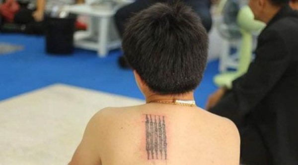 韩庚后背泰国刺符刺青纹身图片