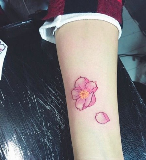 手臂好看的花和花瓣纹身图片