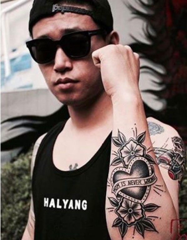 姜熙健gary为母亲纹的爱心纹身图片