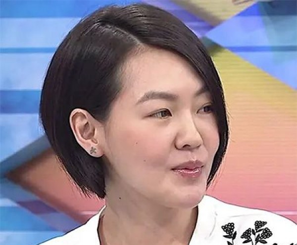 美女明星小S耳朵小人图案纹身