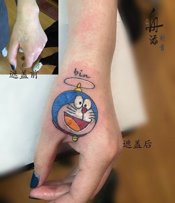 虎口遮盖机器猫纹身图片