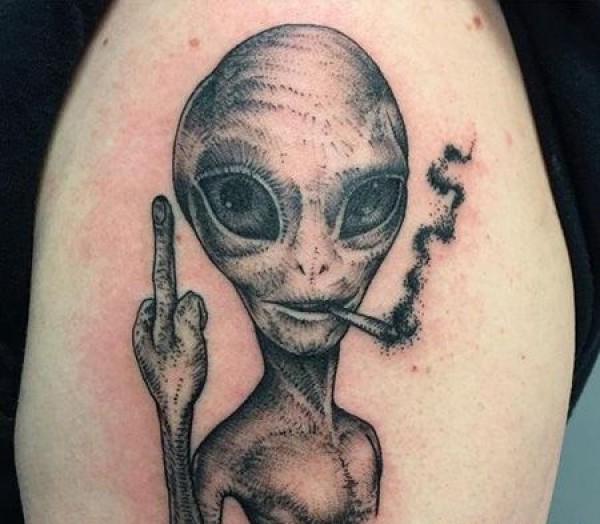 大腿竖中指的外星人纹身图片
