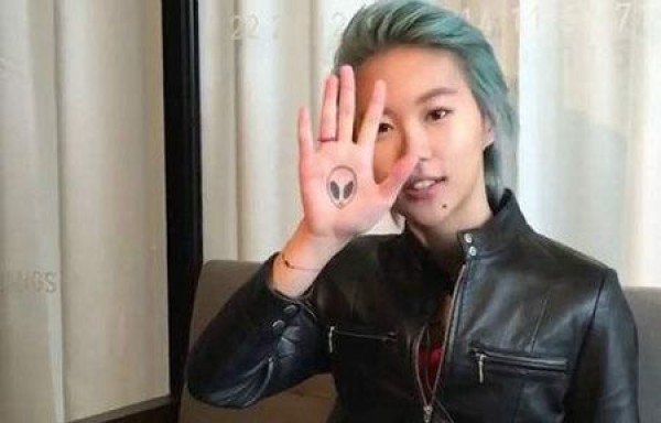 窦靖童手掌外星人纹身图片