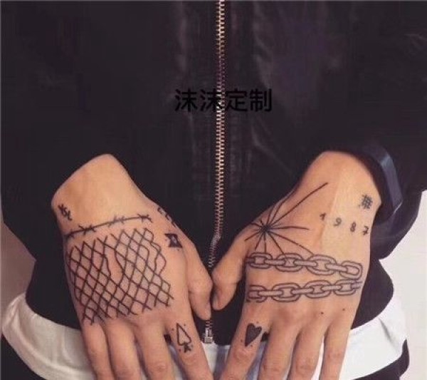 手背嘻哈风格手链纹身图片