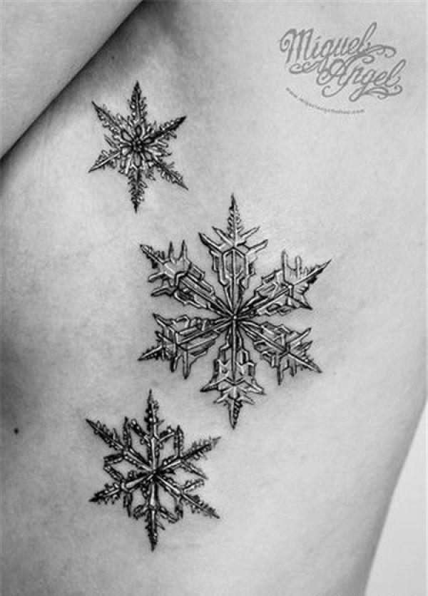 侧胸雪花纹身图片