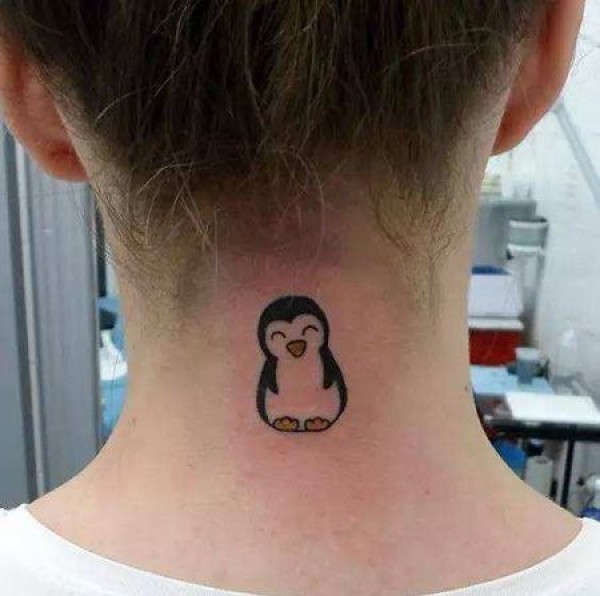 女生颈部可爱企鹅纹身图片