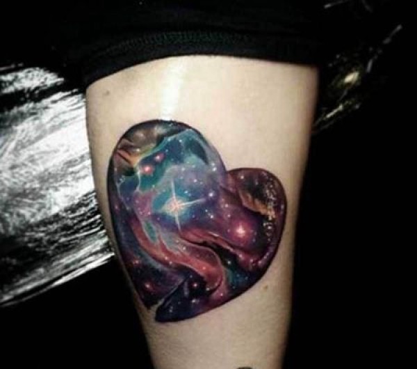 大腿心形宇宙纹身图片