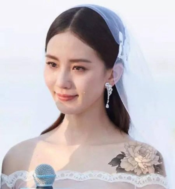 刘诗诗肩部牡丹花图案纹身