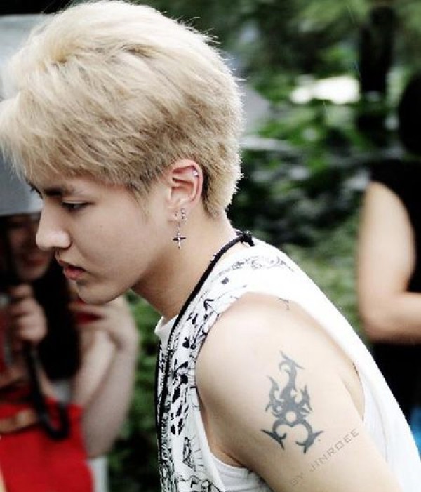EXO成员吴亦凡大臂帅气纹身图片
