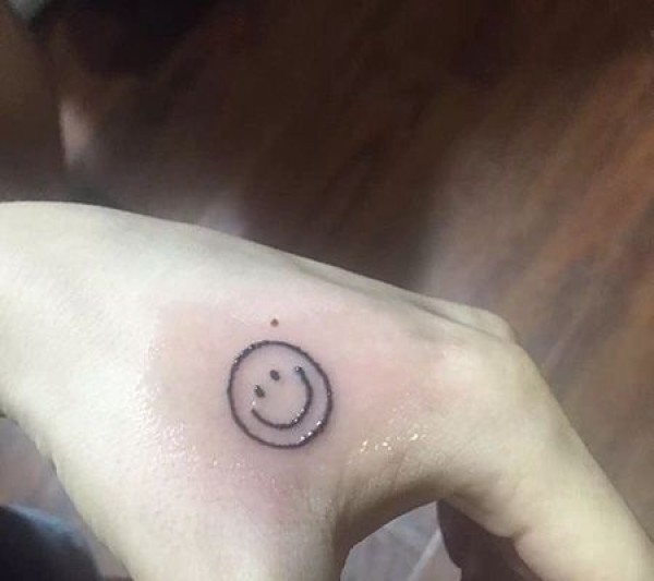 手部笑脸纹身图片