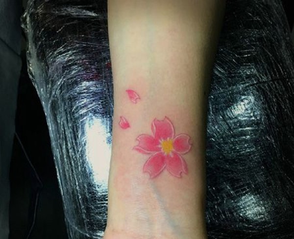 手腕粉色花瓣纹身图片
