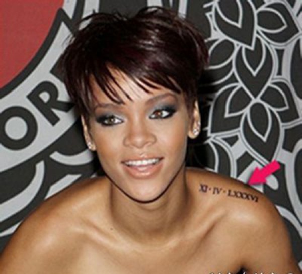 性感模特rihanna肩膀罗马数字纹身