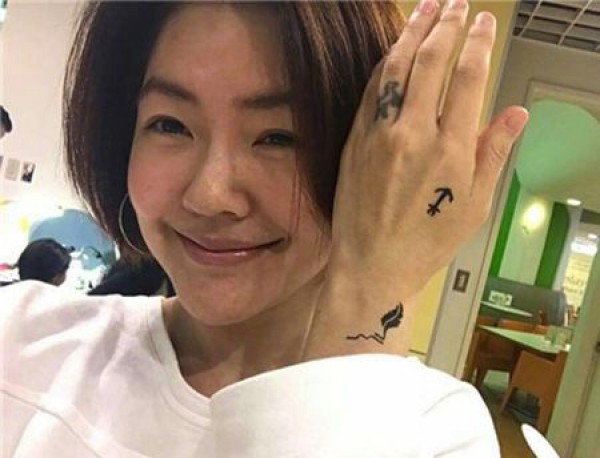 女明星小s虎口船锚小纹身