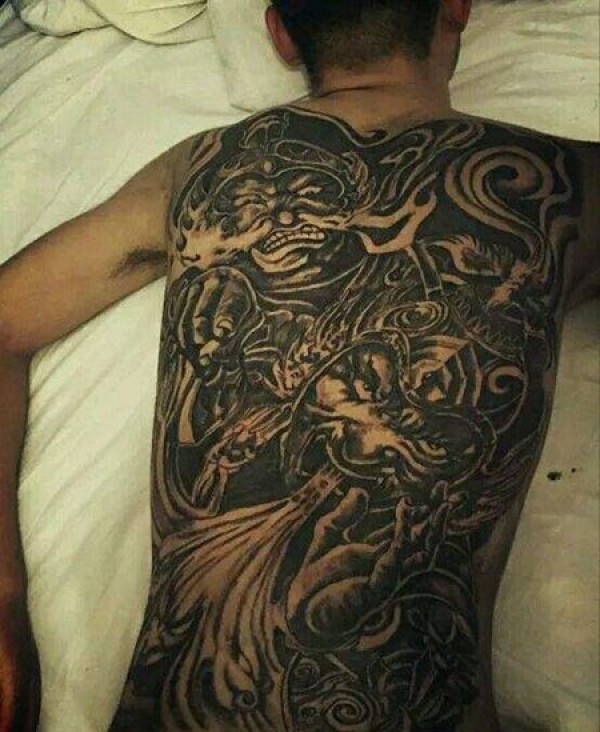 男士满背哼哈二将纹身图片