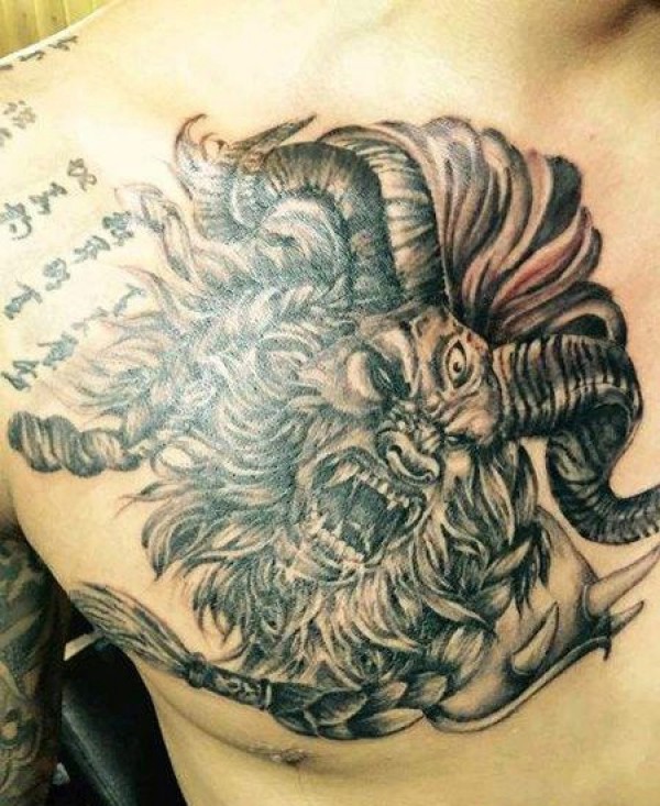 胸前个性的牛魔王纹身图片