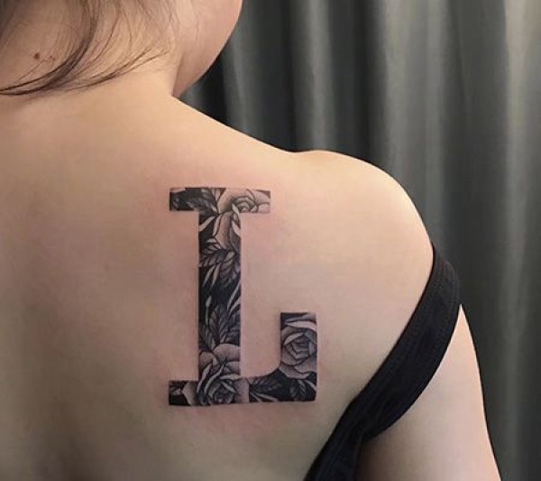 美女后肩玫瑰花字母L个性纹身