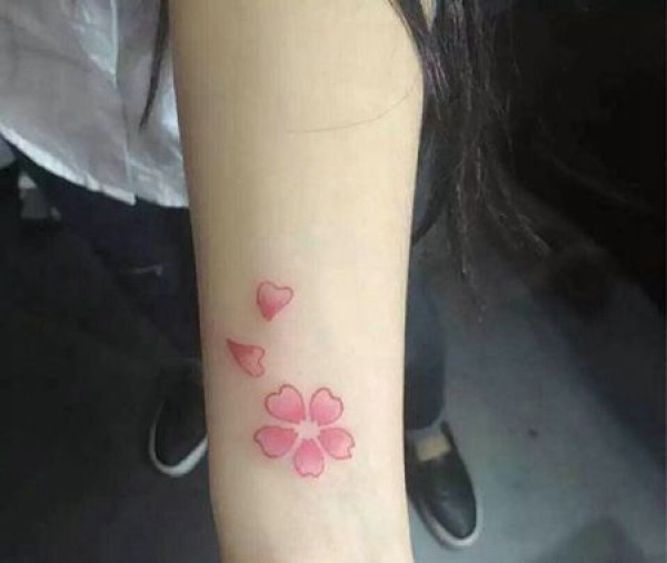 女生小臂花瓣纹身图片