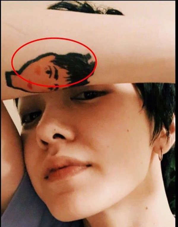 小清新美女郭采洁小臂卡通人像纹身
