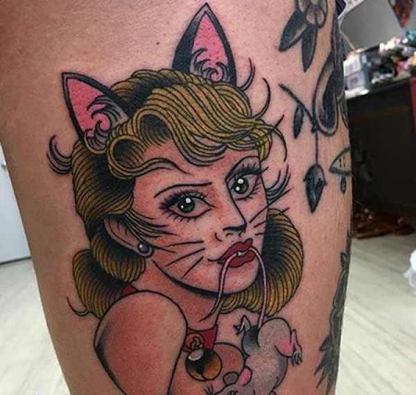 大腿嘴咬着老鼠的猫女郎纹身图片