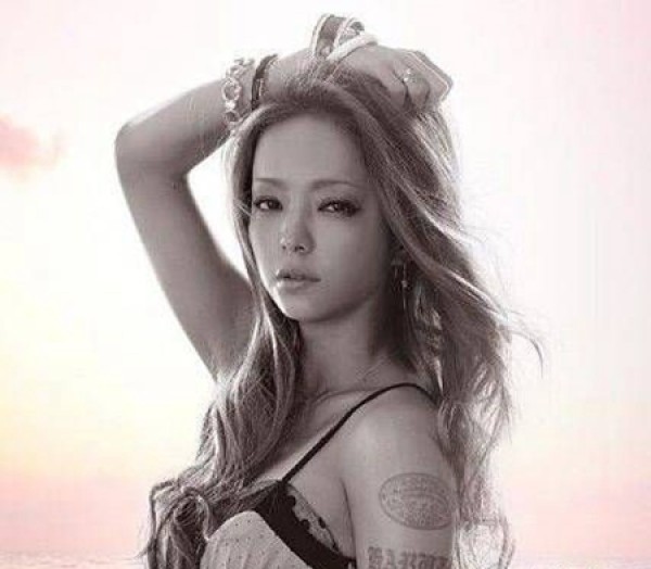 日本女星安室奈美惠手臂小清新纹身