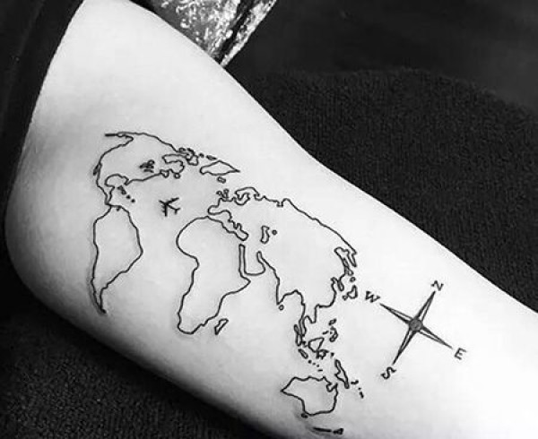 大臂世界地图和指南针纹身图片