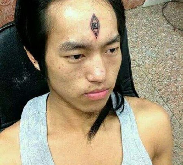 男士脸部天眼纹身图片