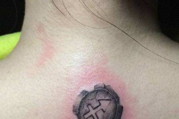 颈部射手座纹身图片
