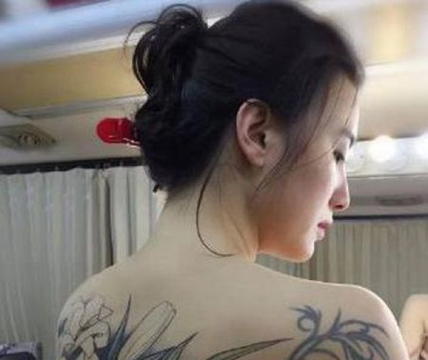 演员小宋佳电影满背性感纹身